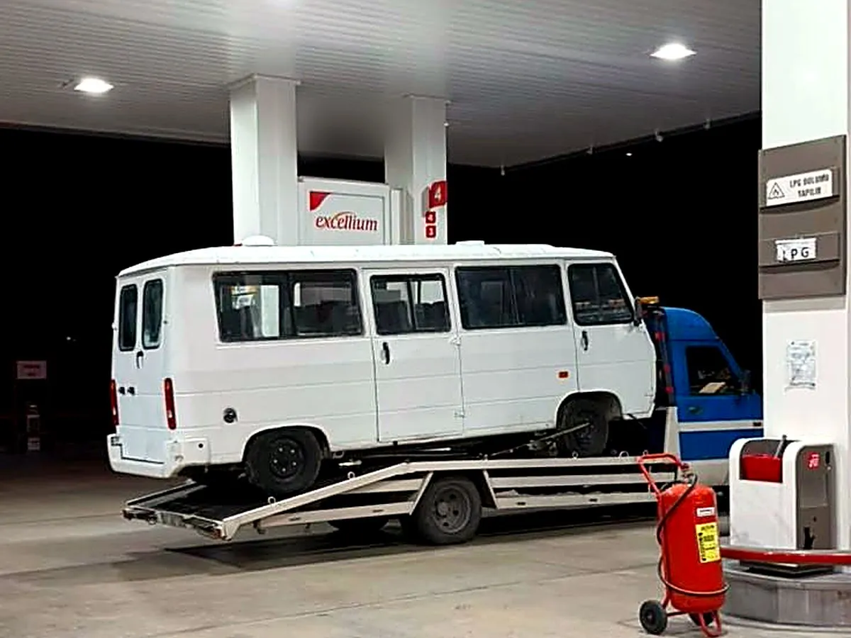 Minibüsün oto çekici platformunda taşınması