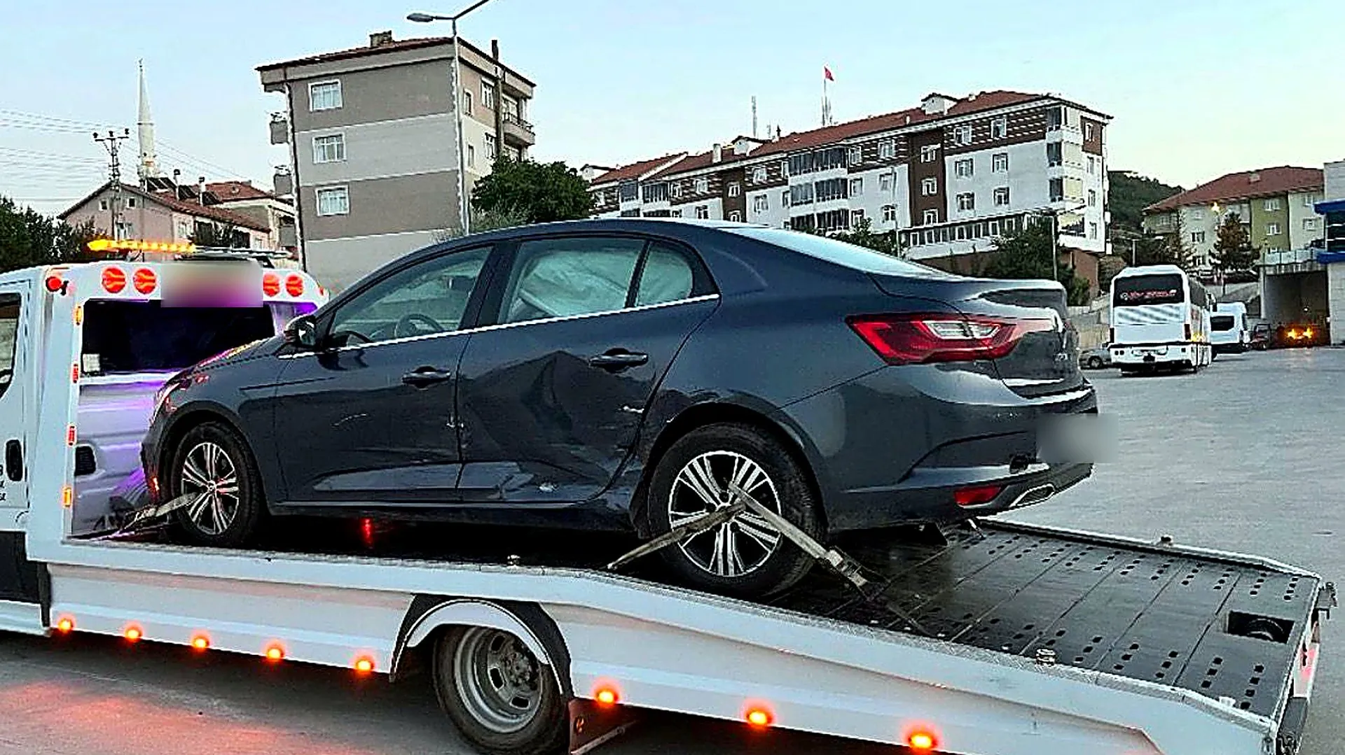 Mumer Oto Çekici platformunda bağlanmış, taşınmaya hazır hasarlı otomobil